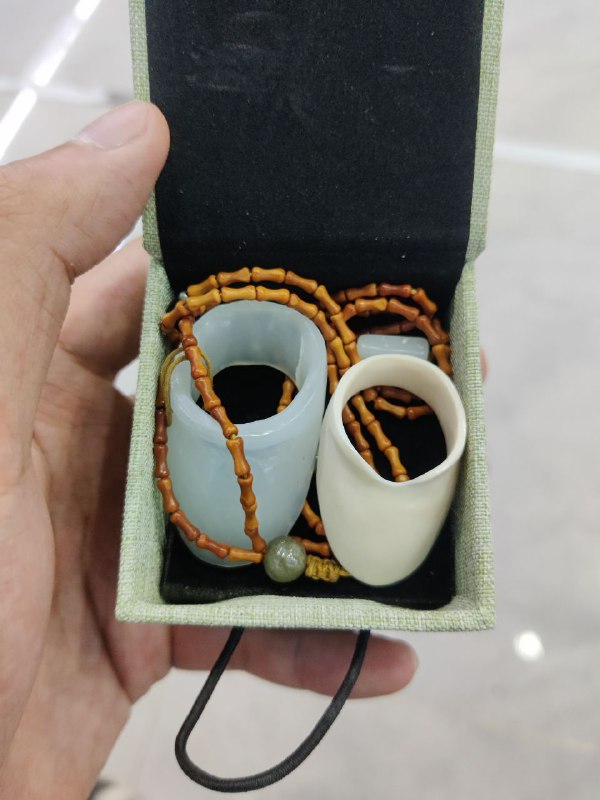 五个小时工时，自己做的第二只扳指，驼鹿角，第一只是盒子里左边那个玉的五个小时工时，自己做的第二只扳指，驼鹿角，第一只是盒子里左边那个玉的