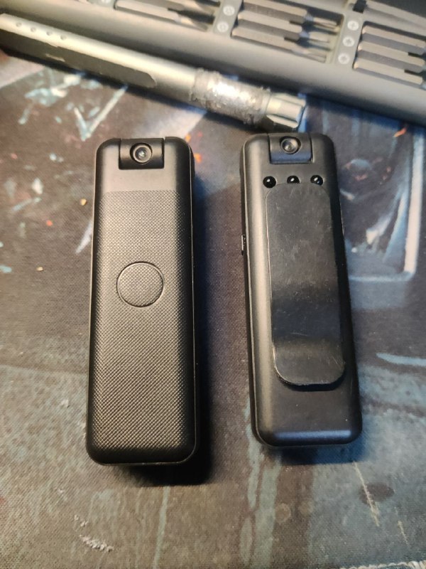 一颗通用接口2k红外摄像头，红外补光灯，音质比8bit强不哪去的麦克风，带主动WIFI和蓝牙，450mAh电池包，有开放协议可以连接app，能自动往sd卡存，甚至还用纸胶带粘了一颗磁铁在壳子里，这样一堆拼凑的方案，大批量生产出来只卖13块一个，而自己用ESP32攒配件写代码的话，一百块下不来体积还大一圈