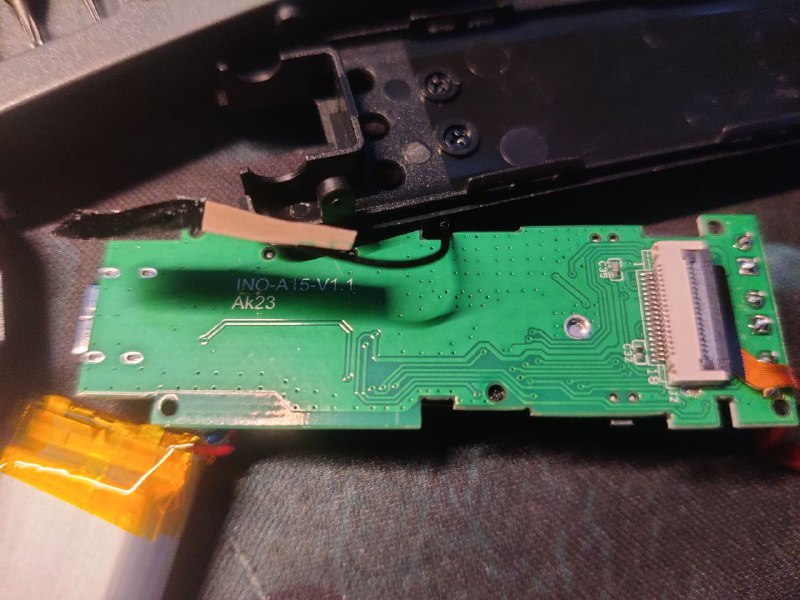 一颗通用接口2k红外摄像头，红外补光灯，音质比8bit强不哪去的麦克风，带主动WIFI和蓝牙，450mAh电池包，有开放协议可以连接app，能自动往sd卡存，甚至还用纸胶带粘了一颗磁铁在壳子里，这样一堆拼凑的方案，大批量生产出来只卖13块一个，而自己用ESP32攒配件写代码的话，一百块下不来体积还大一圈