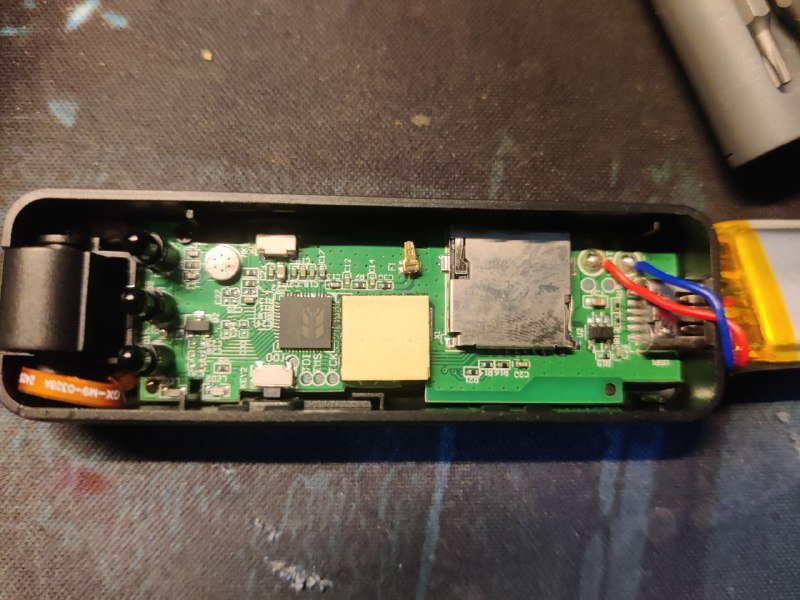 一颗通用接口2k红外摄像头，红外补光灯，音质比8bit强不哪去的麦克风，带主动WIFI和蓝牙，450mAh电池包，有开放协议可以连接app，能自动往sd卡存，甚至还用纸胶带粘了一颗磁铁在壳子里，这样一堆拼凑的方案，大批量生产出来只卖13块一个，而自己用ESP32攒配件写代码的话，一百块下不来体积还大一圈