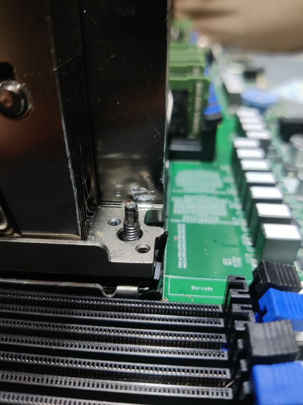 前段时间遇到个拿一字螺丝刀拆内六角，把塑料螺帽给干碎的，最后还是我拿钳子拆掉的