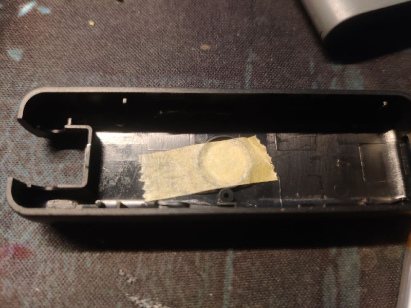 一颗通用接口2k红外摄像头，红外补光灯，音质比8bit强不哪去的麦克风，带主动WIFI和蓝牙，450mAh电池包，有开放协议可以连接app，能自动往sd卡存，甚至还用纸胶带粘了一颗磁铁在壳子里，这样一堆拼凑的方案，大批量生产出来只卖13块一个，而自己用ESP32攒配件写代码的话，一百块下不来体积还大一圈