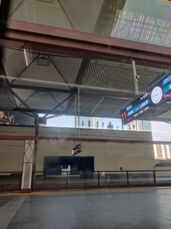 苏州站用了升降式的护栏