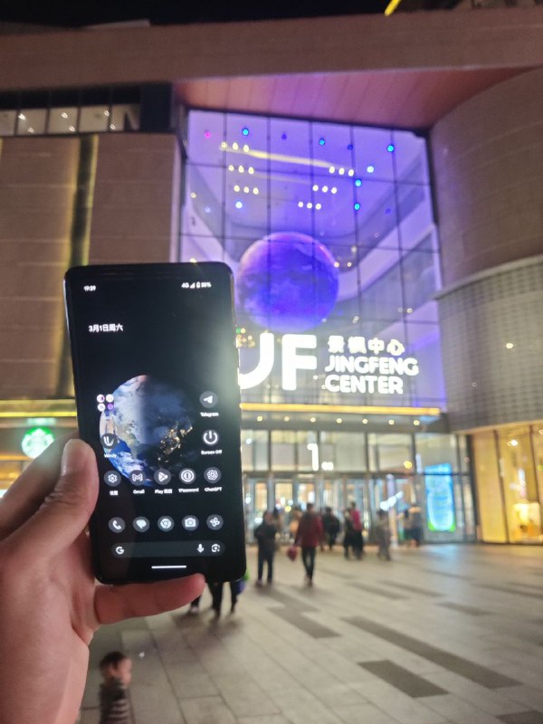 今天暖和了 外面好多人类