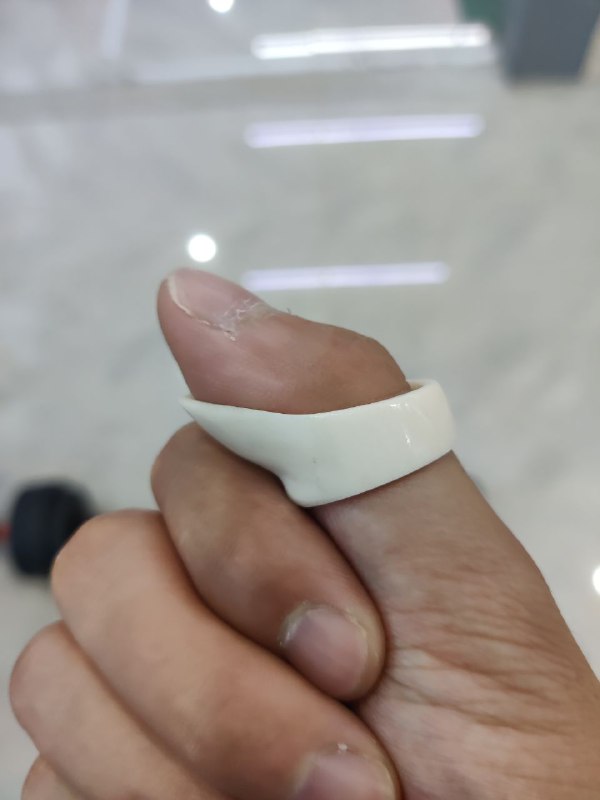 五个小时工时，自己做的第二只扳指，驼鹿角，第一只是盒子里左边那个玉的五个小时工时，自己做的第二只扳指，驼鹿角，第一只是盒子里左边那个玉的