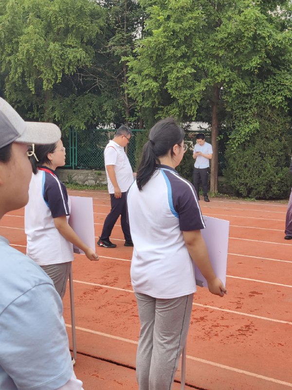 这白胖子，被拦住的车上的人之一