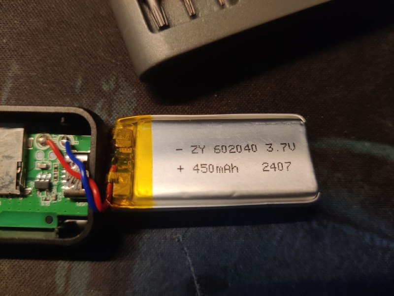 一颗通用接口2k红外摄像头，红外补光灯，音质比8bit强不哪去的麦克风，带主动WIFI和蓝牙，450mAh电池包，有开放协议可以连接app，能自动往sd卡存，甚至还用纸胶带粘了一颗磁铁在壳子里，这样一堆拼凑的方案，大批量生产出来只卖13块一个，而自己用ESP32攒配件写代码的话，一百块下不来体积还大一圈