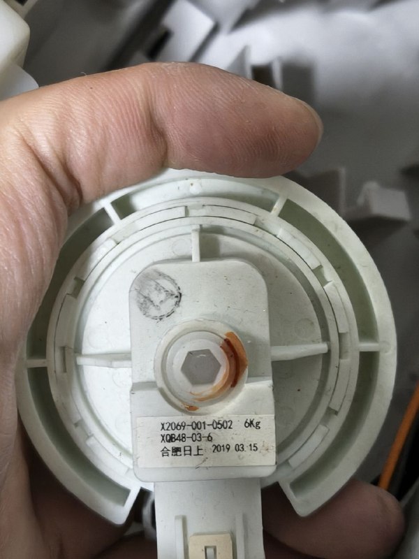 洗衣机洗到排水阶段就报错不一定是控制板或者传感器故障还有一定可能是下水管堵了……管壁生长了碳酸钙类似物洗衣机洗到排水阶段就报错不一定是控制板或者传感器故障还有一定可能是下水管堵了……管壁生长了碳酸钙类似物