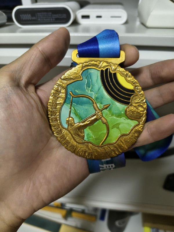 原野赛完赛，没拿到名次，但完赛奖牌很漂亮，手机上交，等随队摄影师照片原野赛完赛，没拿到名次，但完赛奖牌很漂亮，手机上交，等随队摄影师照片