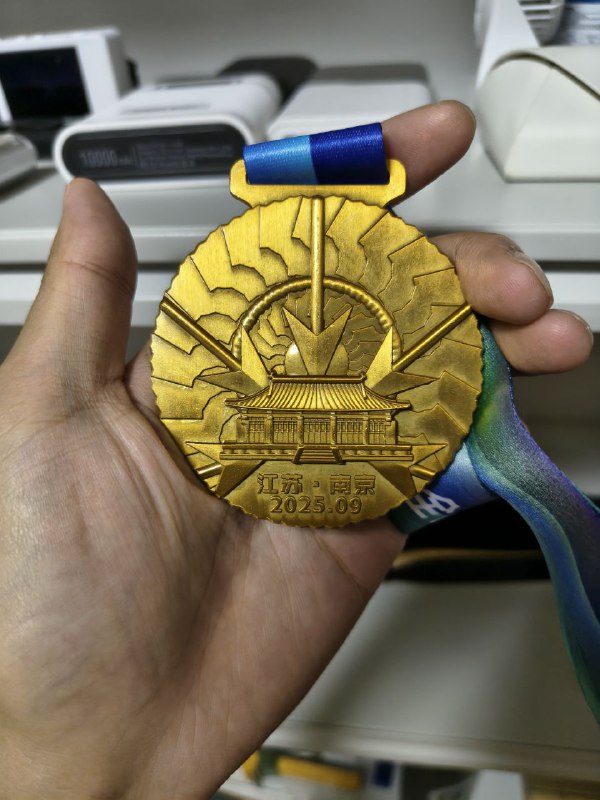 原野赛完赛，没拿到名次，但完赛奖牌很漂亮，手机上交，等随队摄影师照片原野赛完赛，没拿到名次，但完赛奖牌很漂亮，手机上交，等随队摄影师照片